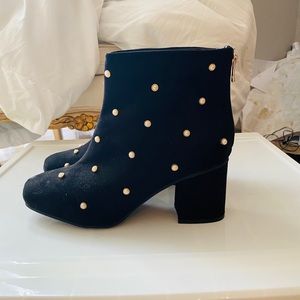 Heeled boots w/ pearl